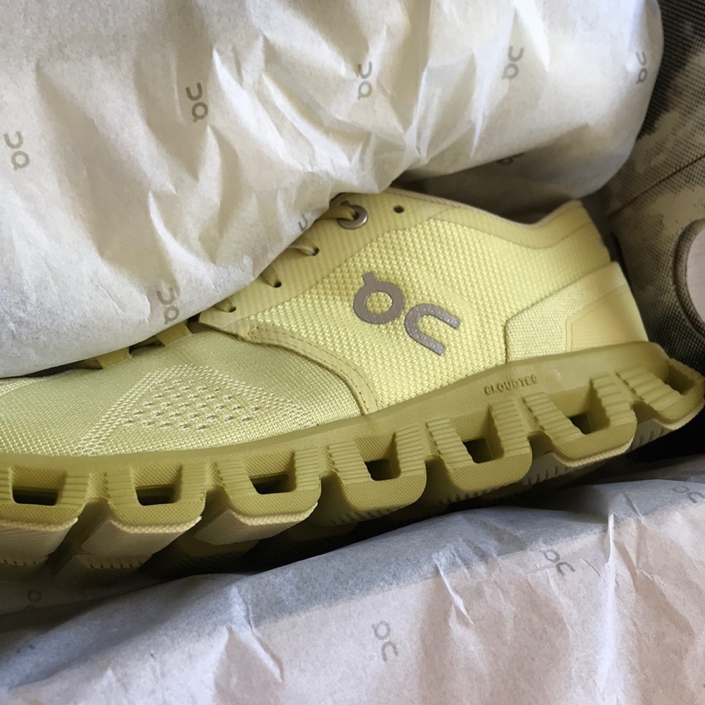 ON RUNNING WOMEN`S CLOUD X RUNNING SHOES